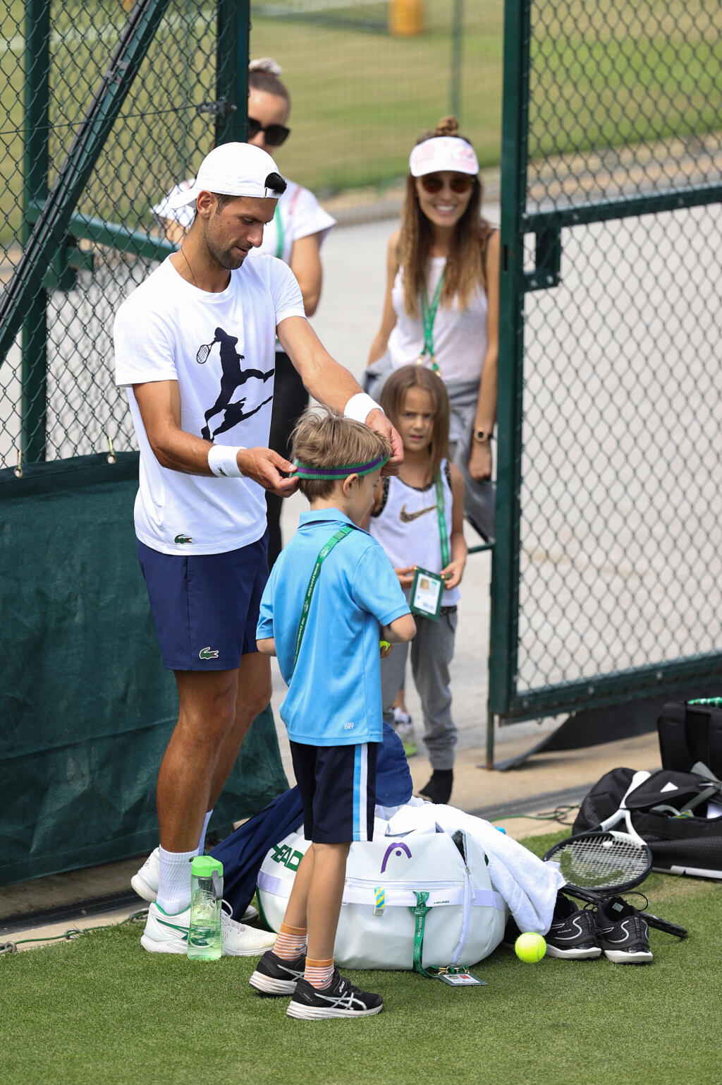 Djokovičovým sparingpartnerom na Wimbledone je aj jeho syn Stefan, s ktorým trénuje na tráve.