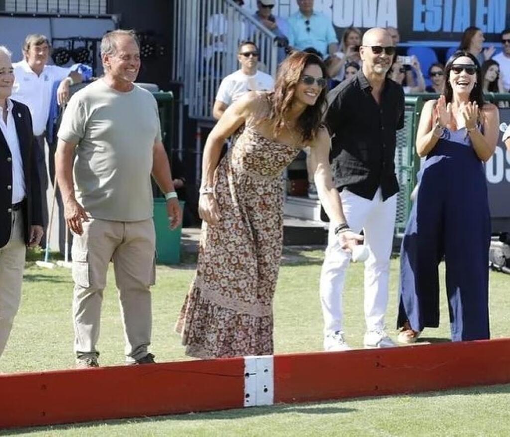 V spoločnosti sa potom objavila ešte raz a aj tam žiarila. Dokonca dostala aj argentínsky futbalový dres so svojím priezviskom.