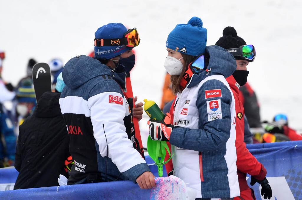 Na snímke slovenská lyžiarka Petra Vlhová a brat Boris Vlha v cieli 2. kola slalomu Svetového pohára alpských lyžiarok 6. marca 2021 v Jasnej. Petra Vlhová obsadila druhé miesto. FOTO TASR - Michal Svítok
