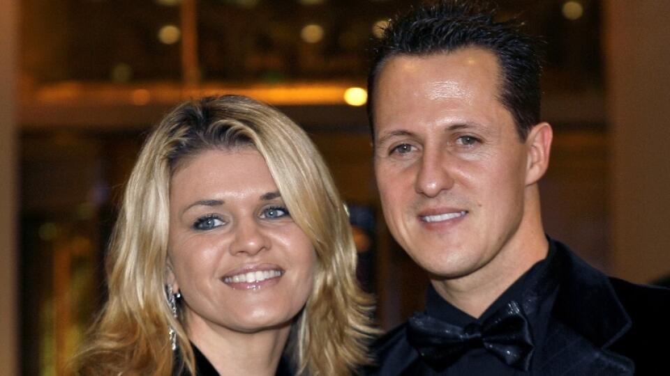 Na verejnosti sa neukazuje. Po viac ako roku si manželka Michaela Schumachera (51) Corinna (49) vyšla do spoločnosti. V Ženeve prevzala na galavečeri Medzinárodnej automobilovej federácie (FIA) špeciálne ocenenie prezidenta pre svojho manžela.