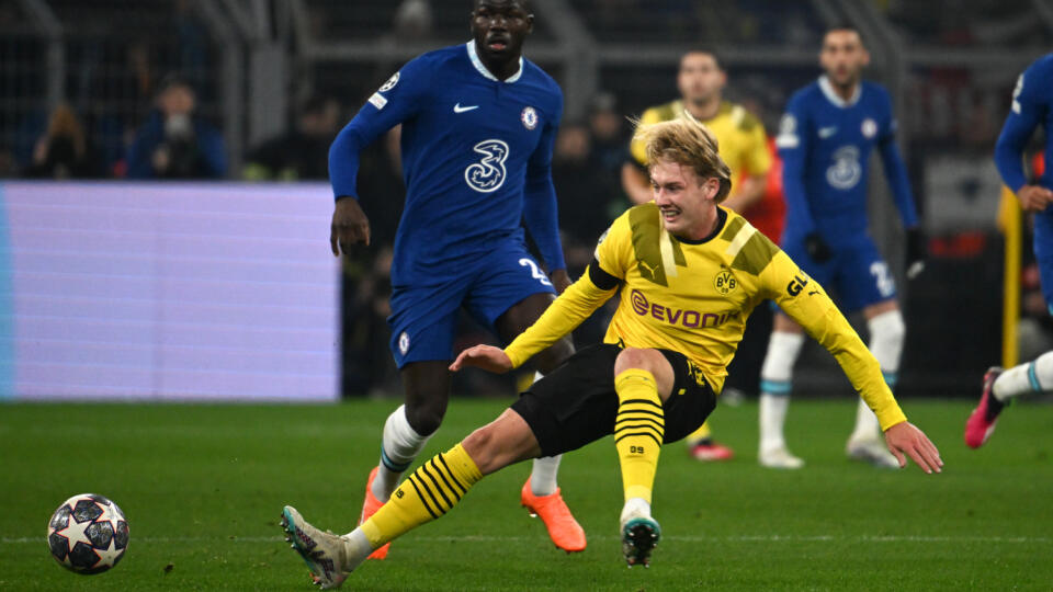 JB 48 Dortmund - Hráč Dortmundu Julian Brandt (vpravo) v súboji s Kalidouom Koulibalym z Chelsea vo futbalovom zápase osemfinále Ligy majstrov Borussia Dortmund - Chelsea Londýn v Dortmunde 15. februára 2023. FOTO TASR/DPA
15.02.2023, Nordrhein-Westfalen, Dortmund: Fußball: Champions League, Borussia Dortmund - FC Chelsea, K.o.-Runde, Achtelfinale, Hinspiel, Signal Iduna Park. Dortmunds Julian Brandt (r) und Kalidou Koulibaly kämpfen um den Ball. Foto: Federico Gambarini/dpa +++ dpa-Bildfunk +