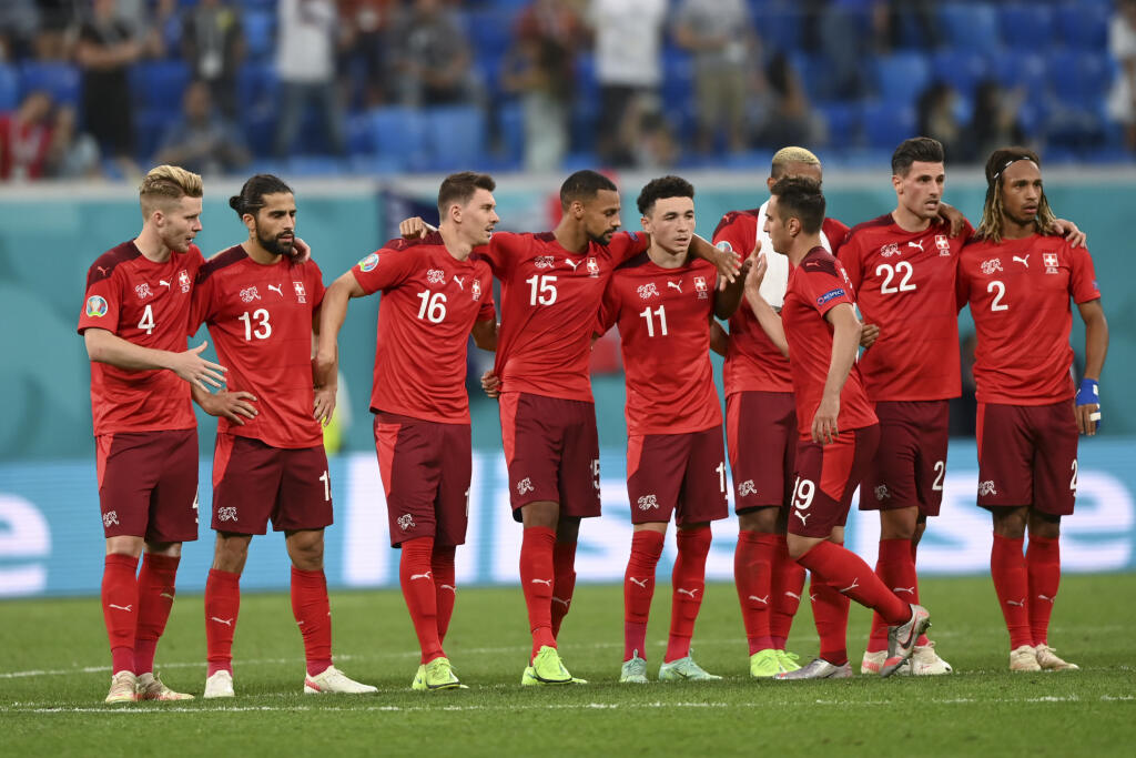 JB 51 Petrohrad - Švajčiarski hráči reagujú po prehre so Španielskom v zápase štvrťfinále Švajčiarsko - Španielsko na EURO 2020 vo futbale v Petrohrade 2. júla 2021. FOTO TASR/AP
Switzerland's players react the Euro 2020 soccer championship quarterfinal match between Switzerland and Spain, at the Saint Petersburg stadium in Saint Petersburg, Friday, July 2, 2021. (Kirill Kudryavtsev, Pool via AP)