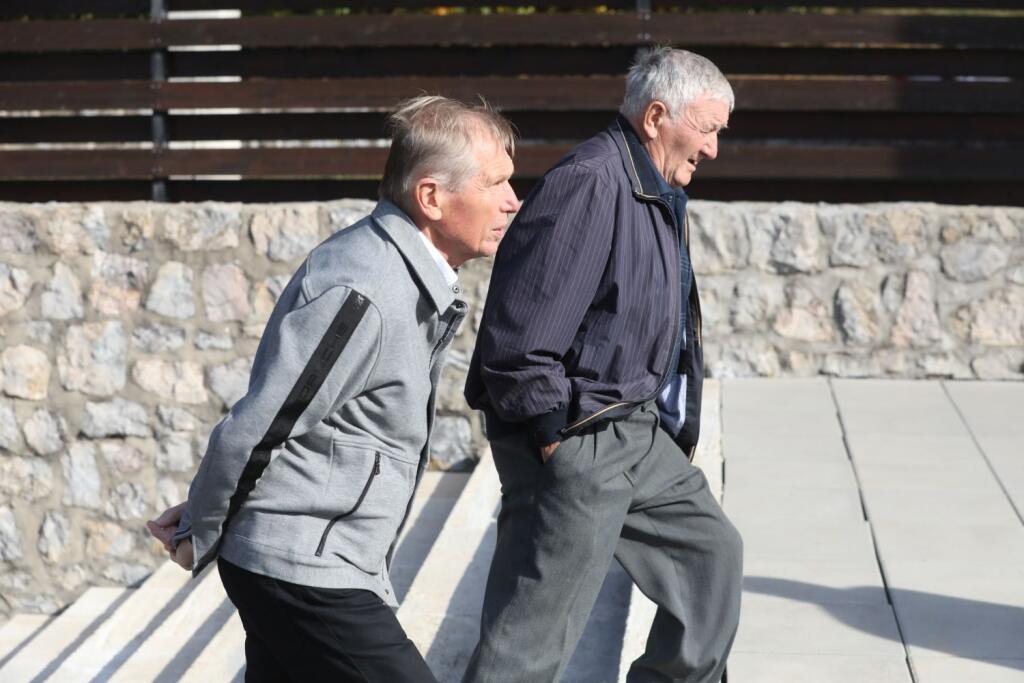 Legendárnemu basketbalistovi Stanislavovi Kropilákovi dali posledné zbohom v bratislavskom krematóriu. Smútil aj známy lekár Vladimír Pener.