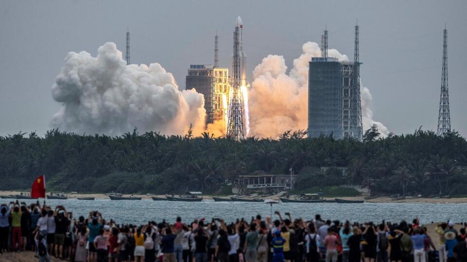 USA sledujú trajektóriu časti čínskej rakety, ktorá by sa mala zrútiť na Zem.