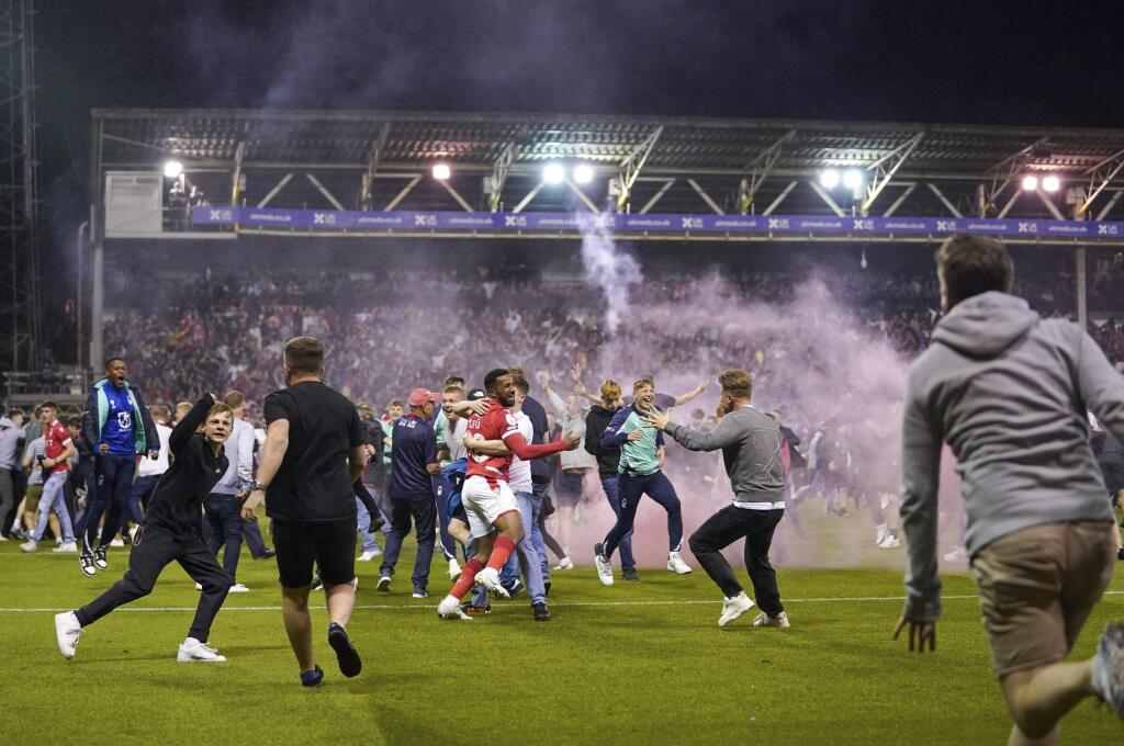 Fanúšikovia Nottinghamu Forest vrthli na ihrisko po jedenástkovom rozstrele v odvete semifinále play off The Championship Nottingham Forest - Sheffield United v Nottinghame v utorok 17. mája 2022.