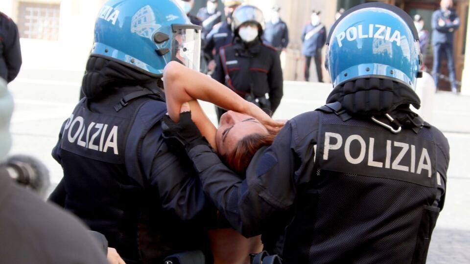 Protest proti reštrikciám v Ríme sprevádzali násilnosti.