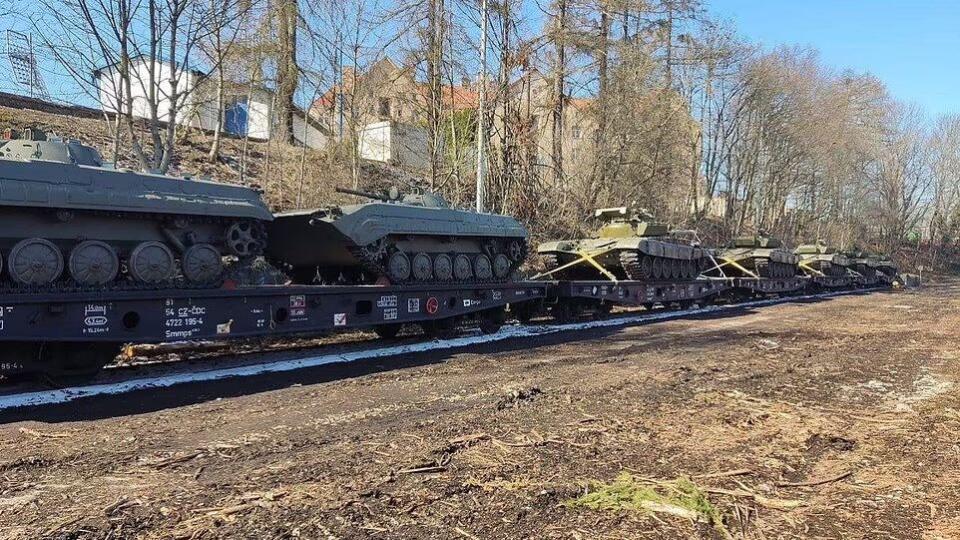 Česko v utorok poslalo na Ukrajinu niekoľko desiatok tankov typu T-72 a bojových vozidiel BVP-1.