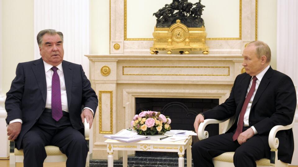 KK6 Moskva - Ruský prezident Vladimir Putin (vpravo) a tadžický prezident Emomali Rachmon pózujú pred rozhovormi na summite členských krajín Organizácie zmluvy o kolektívnej bezpečnosti (CSTO) 16. mája 2022 v Moskve. FOTO TASR/AP
Russian President Vladimir Putin, right, and Tajik President Emomali Rahmon pose for a photo prior to their talks on the sidelines of the meeting of the Collective Security Treaty Organization (CSTO) at the Kremlin, in Moscow, Russia, Monday, May 16, 2022. (Mikhail Klim