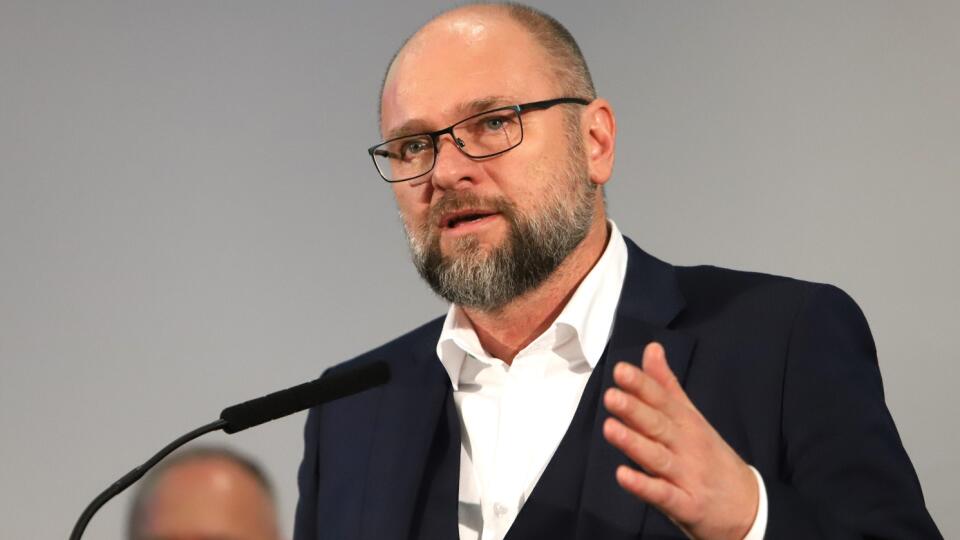 Na snímke predseda strany SaS Richard Sulík počas tlačovej besedy po skončení straníckeho kongresu v Bystrej v okrese Brezno v sobotu 9. apríla 2022. FOTO TASR - Ján Krošlák