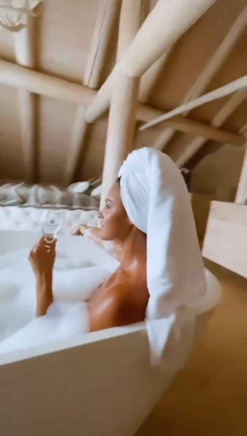 Je späť na Slovensku a inak ako bez pikantných záberov to nejde. Lucia Javorčeková sa opäť predviedla v dráždivých pózach.