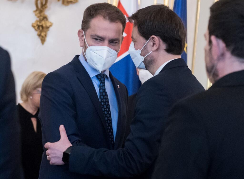 Na snímke vpravo predseda vlády SR Eduard Heger (OĽaNO) a vľavo podpredseda vlády a minister financií SR Igor Matovič (OĽaNO) počas vymenovania novej vlády SR v Prezidentskom paláci 1. apríla 2021 v Bratislave
