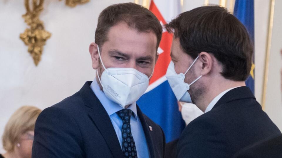 Na snímke vpravo predseda vlády SR Eduard Heger (OĽaNO) a vľavo podpredseda vlády a minister financií SR Igor Matovič (OĽaNO) počas vymenovania novej vlády SR v Prezidentskom paláci 1. apríla 2021 v Bratislave