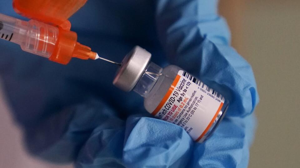 WA 48 archív Lawrence - Na archívnej snímke z 29. decembra 2021 Sima Manifarová naťahuje z detskej ampulky vakcínu proti ochoreniu COVID-19 od konzorcia Pfizer/BioNTech v americkom meste Lawrence. Spoločnosti Pfizer a BioNTech v utorok oznámili začiatok klinickej štúdie, ktorá má za úlohu vyhodnotiť bezpečnosť a imunologickú účinnosť ich novej vakcíny proti koronavírusovému variantu omikron pre zdravé dospelé osoby vo veku 18–55 rokov. Uviedla to americká spoločnosť Pfizer v oficiálnej tlačovej