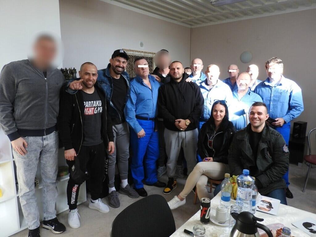 Hoci fotka má dva roky, sociálnymi sieťami sa začala šíriť až teraz a vyvolala poriadne vášne. Za všetko môže návšteva bojovníka Attilu Végha a repera Rytmusa vo väzení v Leopoldove.