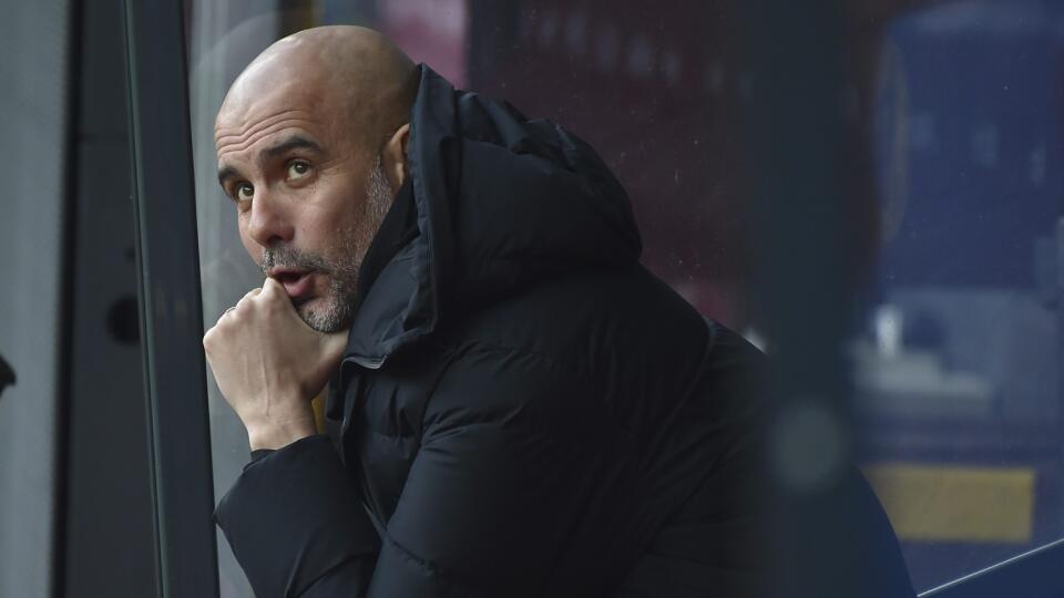 PK 13 Burnley - Tréner Manchestru City Pep Guardiola sleduje zápas 31. kola anglickej Premier League Manchester City - FC Burnley v Manchestri v sobotu 2. apríla 2022. Futbalisti Manchestru City nastúpia na úvodné štvrťfinále Ligy majstrov proti Atleticu Madrid s cieľom zvíťaziť a posilniť si šance na zisk treble.
