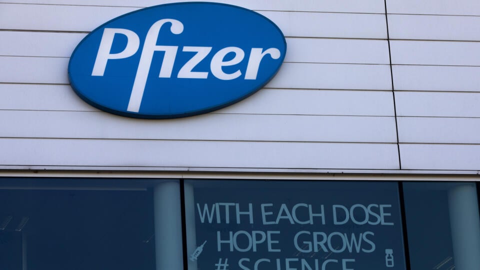 KK17 Puurs - Na snímke logo Pfizeru vo výrobnom centre spoločnosti v belgickom meste Puurs v utorok 23. februára 2021. Očkovanie proti novému koronavírusu výrazne prispieva k zníženiu počtu hospitalizovaných pacientov. Vyplýva to z výsledkov dvoch britských štúdií, ktoré boli zverejnené v pondelok. Prvá štúdia bola vykonaná v Škótsku a podieľali sa na nej vedci z univerzít v Edinburghu a Glasgowe a tiež odborníci z regionálneho úradu verejného zdravotníctva. FOTO TASR/AP
A sign is pasted into a