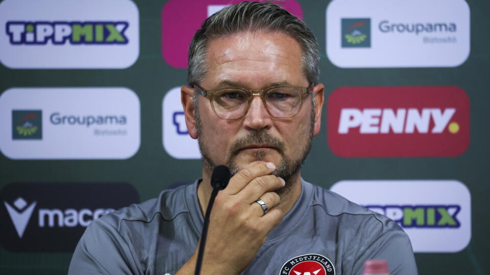 WA 43 Budapešť - Tréner dánskeho futbalového klubu FC Midtjylland Thomas Thomasbergh sa účastní na tlačovej konferencii v Budapešti v pondelok 12. augusta 2024. Midtjylland v utorok odohrá proti domácemu Ferencváros Budapešť odvetný zápas 3. predkola Ligy majstrov. Prvý zápas vyhral dánsky klub 2:0. Lepší z dvojice FC Midtjylland - Ferencváros Budapešt sa pobije v play off o postup do skupinovej fázy LM s víťazom dvojzápasu Slovan Bratislava - APOEL Nikózia. FOTO TASR/AP  

 
Midtjylland coach T