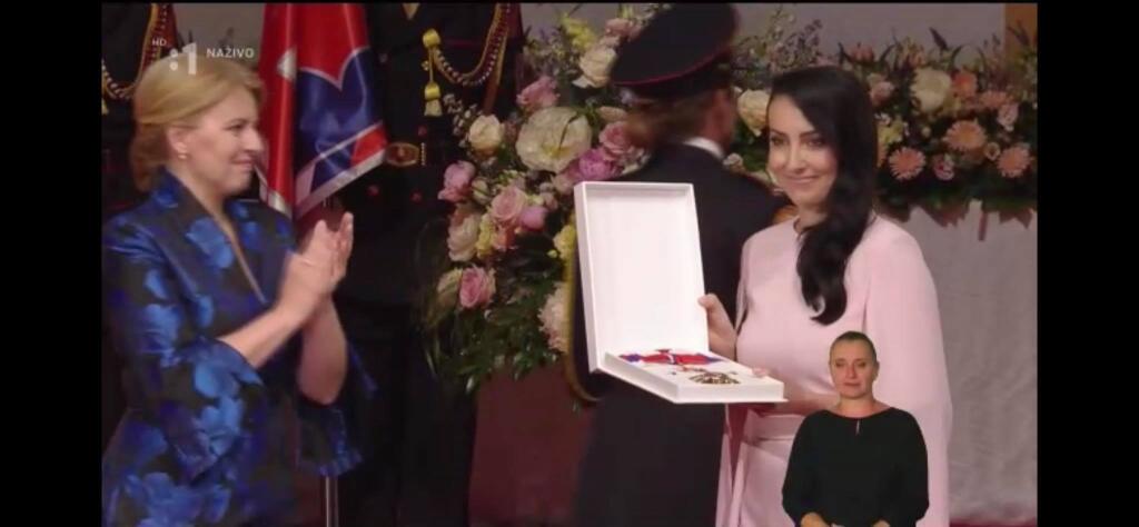 Mária Demitrová prevzala cenu za zosnulého manžela v krásnych ružových šatách.