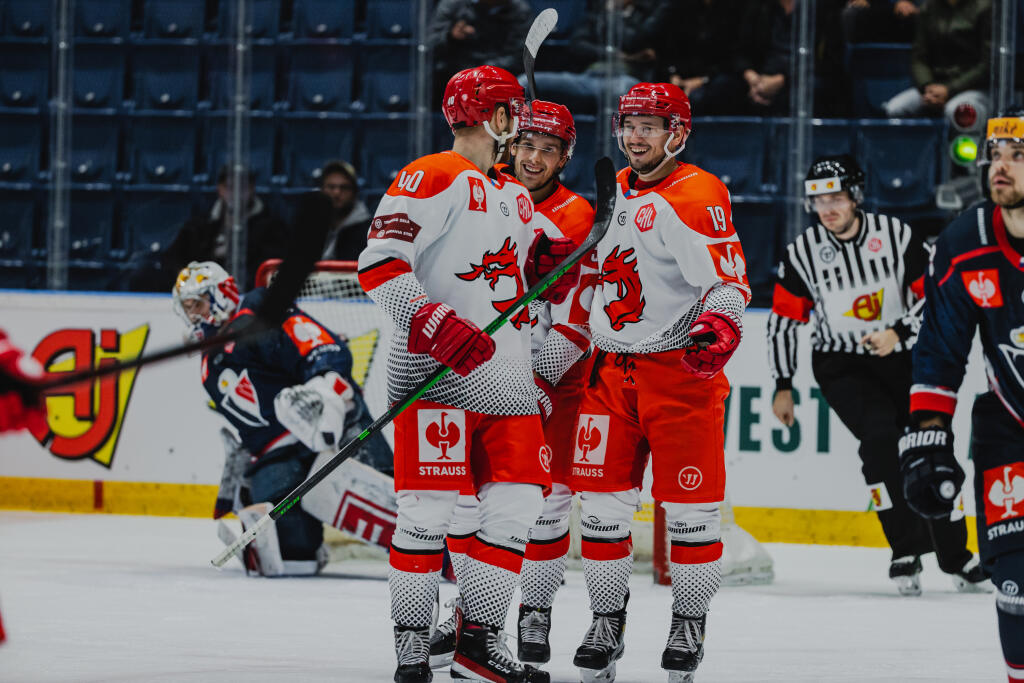 Na snímke radosť hráčov Třinca po góle počas zápasu F skupiny Champions hockey league medzi HC Slovan Bratislava a Oceláři Třinec.