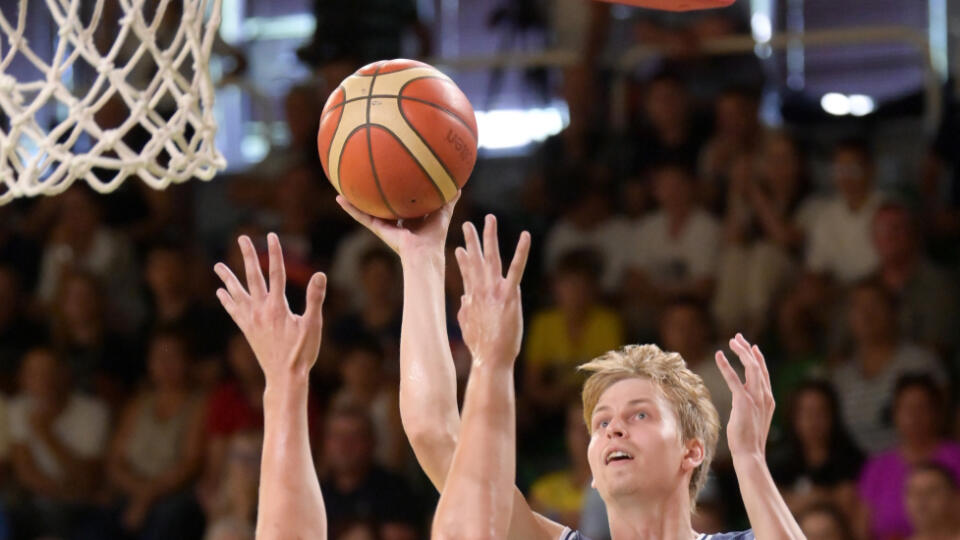 Na snímke zľava Mihai Maciuca (Rumunsko) a Marek Doležaj (Slovensko) v zápase tretej fázy predkvalifikácie ME 2025 v basketbale mužov I-skupina Slovensko - Rumunsko 2. augusta 2023 v Leviciach. FOTO TASR - Henrich Mišovič