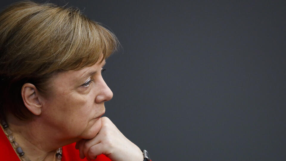 JB 28 Berlín - Nemecká kancelárka Angela Merkelová počas debaty po jej prejave v nemeckom parlamente Bundestag pred summitom EÚ v Berlíne 18. júna 2020. Merkelová poslancov Spolkového snemu informovala o prioritách svojej krajiny počas polročného predsedníctva v Rade EÚ, ktoré sa začne 1. júla. FOTO TASR/AP
German Chancellor Angela Merkel follows the debate at the German parliament Bundesyag after her speech ahead of a EU summit and Germany's EU presidency in Berlin, Germany, Thursday, June 18,