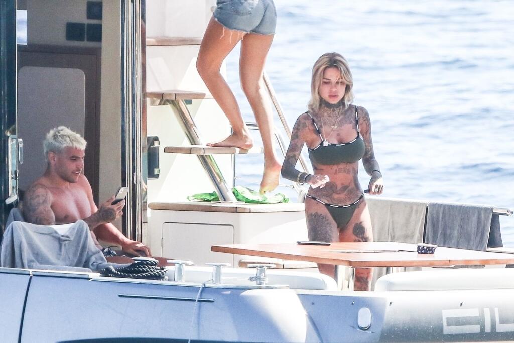 Hernandez využil na jachtu jeden voľný víkend, keď nemohol hrať pre kartový trest, aby si oddychol na jachte. Možno to aj oľutoval.