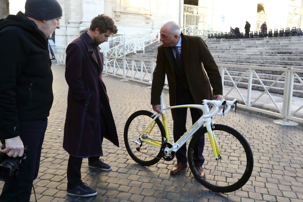 Sagan do Vatikánu prišiel s bicyklom v pápežských farbách a nápisom Francesco.
