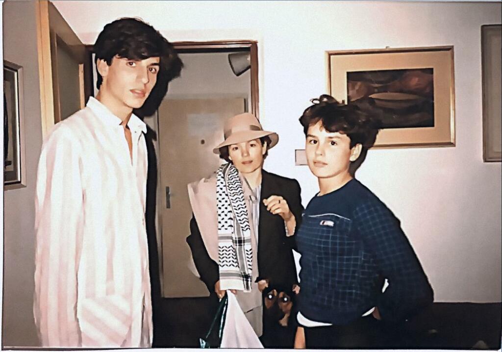 Mama v klobúku
je elegantná,
ja vyzerám ako
chalan.