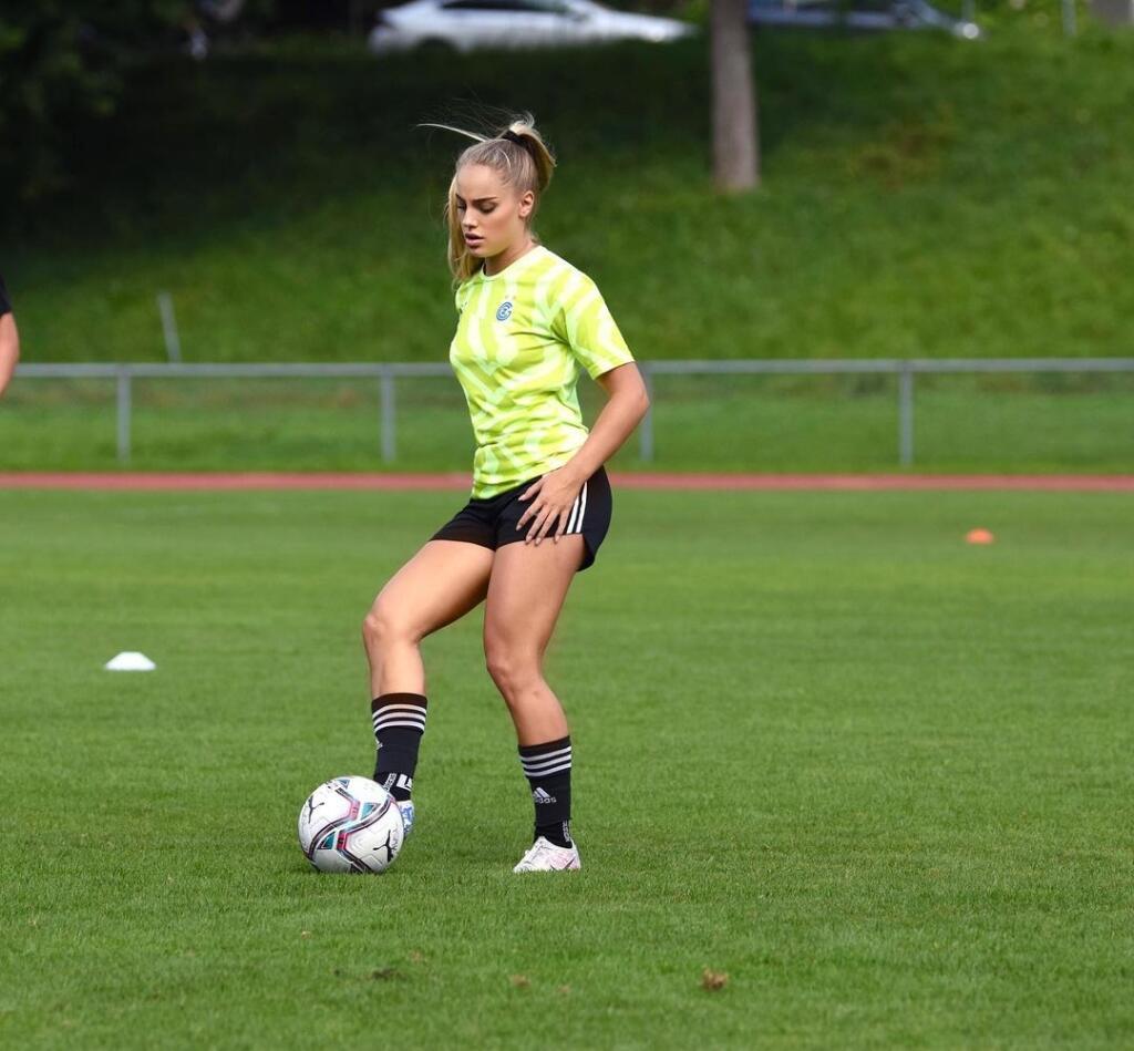 Sexi Ana Maria Markovič sa okrem futbalu živí aj modelingom. Určite sa v ňom nestratí.