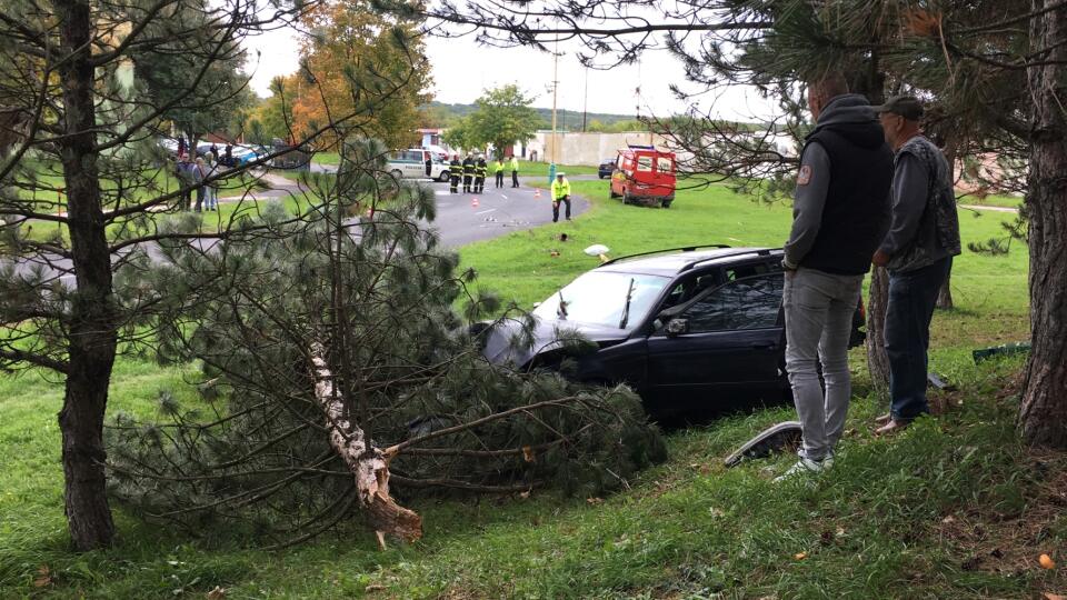 Ožratý Adam mohol pri úniku pred políciou v obrovskej rýchlosti niekoho zabiť. A potom prerazil plynovú prípojku a odťal stĺp aj strom s koreňmi.