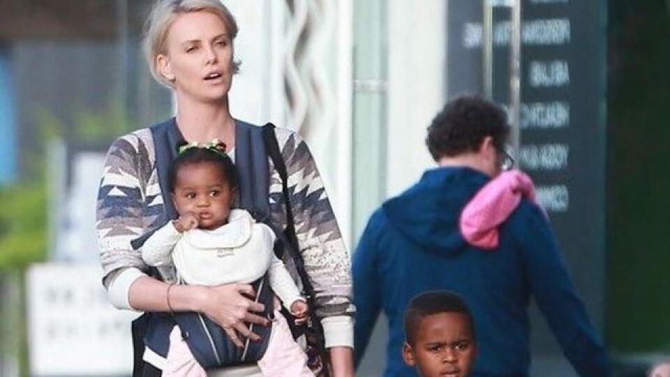 Oscarová Charlize Theron si na vlastnú päsť adoptovala svojho syna Jacksona a dcéru Augusta v rokoch 2012 a 2015, oboch černošskej rasy. Ako priznala, celý proces si vyžiadal emocionálnu daň, lebo musela prekonať mnoho situácií, ktoré jej vliali nádej, ale napokon nevyšli. S výchovou jej veľmi pomáha aj jej mama Gerta. „Musia vedieť, odkiaľ pochádzajú, a byť na to hrdí,“ povedala o deťoch.