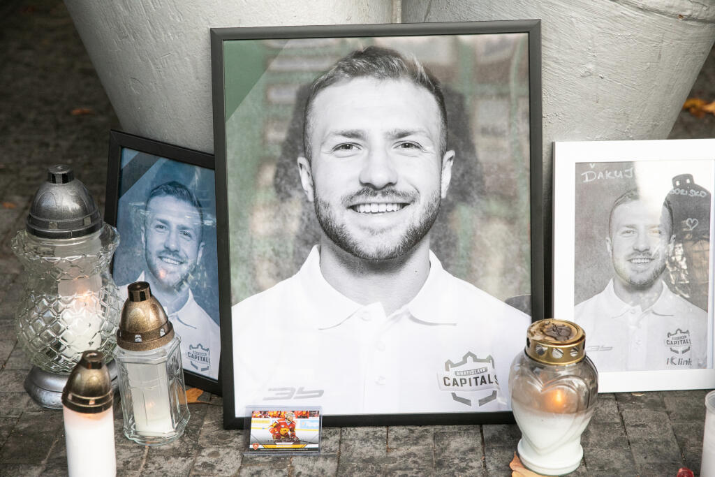 Pietne miesto Borisa Sádeckého pred hokejovým štadiónom Ondreja Nepelu.