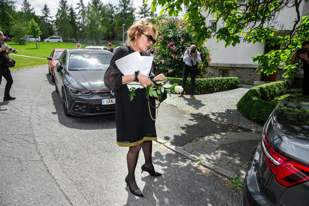 Posledná rozlúčka s českým hercom Josefom Abrhámom v kostole sv. Anežky České na Spořilově v Prahe. Na snímke Dagmar Havlová.