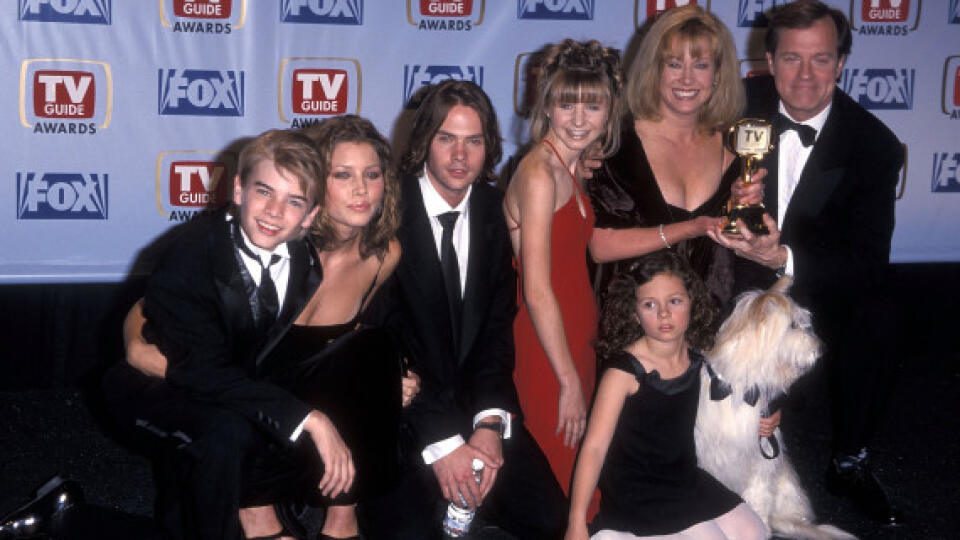 CENTURY CITY, CA - FEBRUARY 1:   Actor David Gallagher, actress Jessica Biel, actor Barry Watson, actress Beverly Mitchell, actress Mackenzie Rosman, actress Catherine Hicks and actor Stephen Collins attend the First Annual TV Guide Awards on February 1, 1999 at 20th Century Fox Studios in Century City, California. (Photo by Ron Galella, Ltd./WireImage) *** Local Caption *** David Gallagher;Jessica Biel;Barry Watson;Beverly Mitchell;Mackenzie Rosman;Catherine Hicks;Stephen Collins