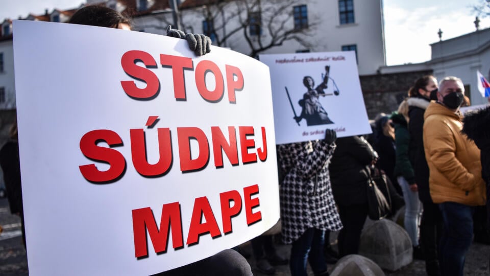 Na snímke účastníci protestu proti reforme súdnej mapy pred budovou Národnej rady SR v Bratislave v utorok 15. februára 2022. FOTO TASR - Pavol Zachar
