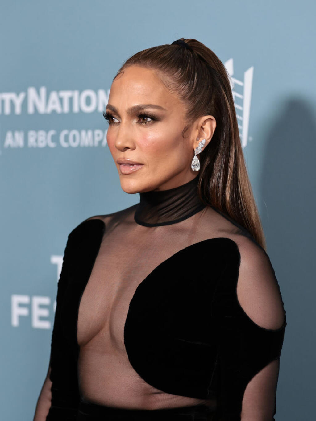 Jennifer Lopez dráždila na premiére dokumentu Halftime v čiernych šatách.