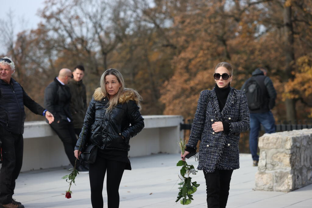 Smútiaci prichádzajú na poslednú rozlúčku s Dušanom Pašekom mladším.