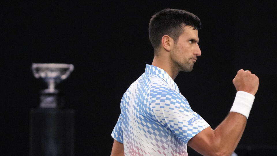 JB 21 Melbourne - Srbský tenista Novak Djokovič reaguje po bodovom zisku v zápase proti Grékovi Stefanosovi Tsitsipasovi vo finále dvojhry mužov na grandslamovom turnaji Australian Open v Melbourne 29. januára 2023. FOTO TASR/AP
Novak Djokovic of Serbia reacts after winning a point against Stefanos Tsitsipas of Greece during the men's singles final at the Australian Open tennis championship in Melbourne, Australia, Sunday, Jan. 29, 2023. (AP Photo/Dita Alangkara)