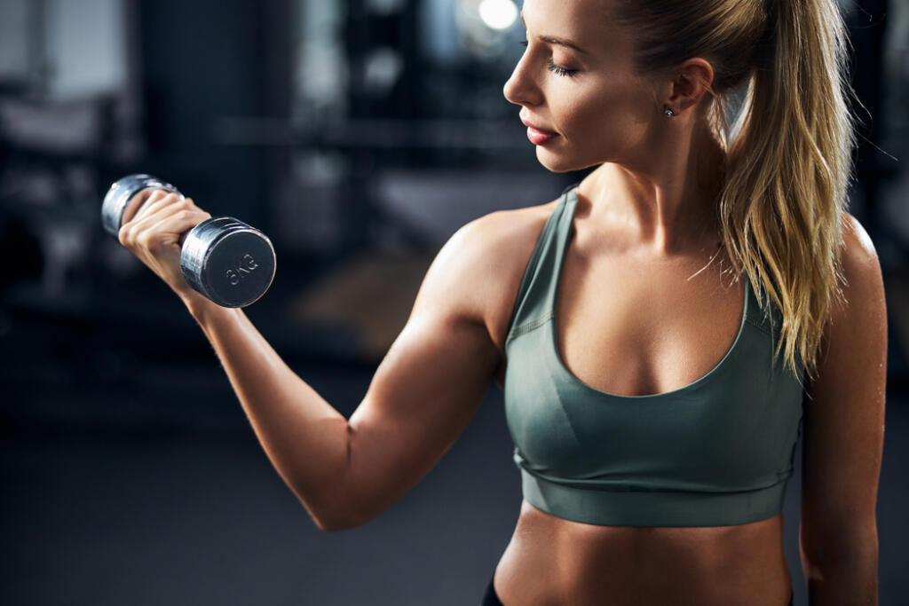 Svaly sú metabolicky aktívnejšie ako tuky a budovanie svalov vám môže pomôcť zvýšiť metabolizmus. To znamená, že svalnatejší každý deň spálite viac kalórií, dokonca aj v pokoji. Zdvíhanie závaží vám tiež pomôže udržať si svaly a bojovať proti poklesu metabolizmu, ktorý môže nastať počas chudnutia.