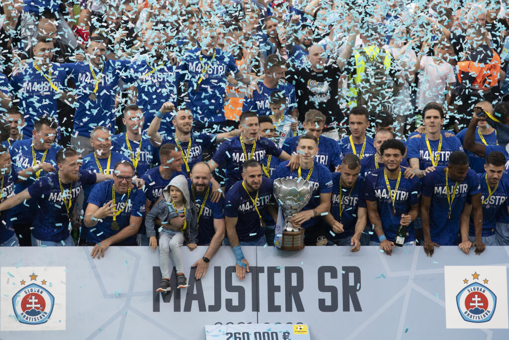 Na snímke futbalisti Slovana Bratislava , ktorý oslavujú zisk 4. titulu Fortuna ligy za sebou.