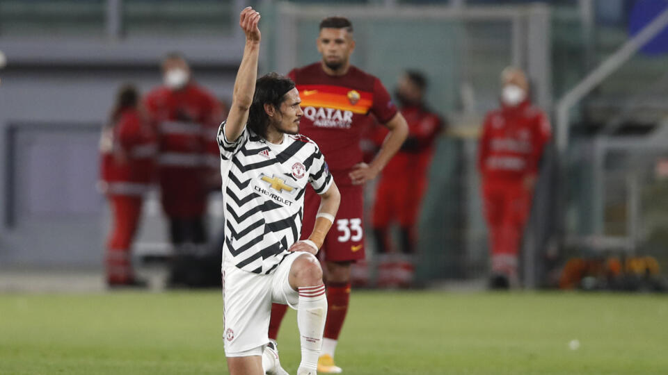 EBE 56 Rím - Na snímke uruguajský útočník Manchestru Edinson Cavani oslavuje svoj úvodný gól v odvete semifinále Európskej ligy vo futbale AS Rím - Manchester United v Ríme 6. mája 2021. FOTO TASR/AP
Manchester United's Edinson Cavani celebrates after scoring his side's opening goal during the Europa League semifinal, second leg soccer match between Roma and Manchester United at Rome's Olympic stadium, Italy, Thursday, May 6, 2021. (AP Photo/Alessandra Tarantino)