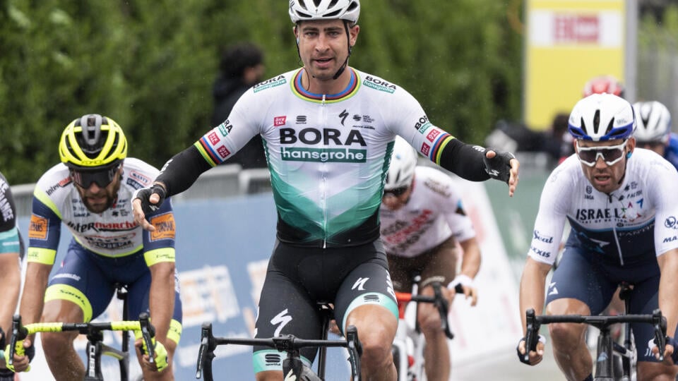 JB 17 Martigny - Slovenský cyklista Peter Sagan  (uprostred) z tímu Bora-Hansgrohe oslavuje v cieli po jeho víťazstve 1. etapy cyklistických pretekov Okolo Romandie na trati Aigle - Martigny dlhej 168,1 km vo švajčiarskom meste Martigny 28. apríla 2021. FOTO TASR/AP

Peter Sagan from Slovakia of team Bora-Hansgrohe celebrates as the stage's winner at the finish line of the first stage, a 168 km race between Aigle and Martigny at the 74th Tour de Romandie UCI ProTour cycling race in Martigny, Swi