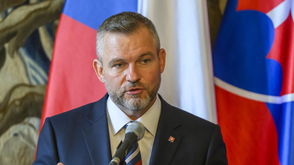 Na snímke prezident SR Peter Pellegrini gestikuluje počas spoločnej tlačovej konferencie s českým prezidentom Petrom Pavlom na Pražskom hrade v Prahe v stredu 26. júna 2024. Slovenský prezident Peter Pellegrini v stredu navštívil Česko. Ide o jeho prvú zahraničnú cestu vo funkcii hlavy štátu. Z Prahy popoludní odletí do Bruselu, kde bude SR zastupovať na dvojdňovom summite EÚ. FOTO TASR - Jaroslav Novák