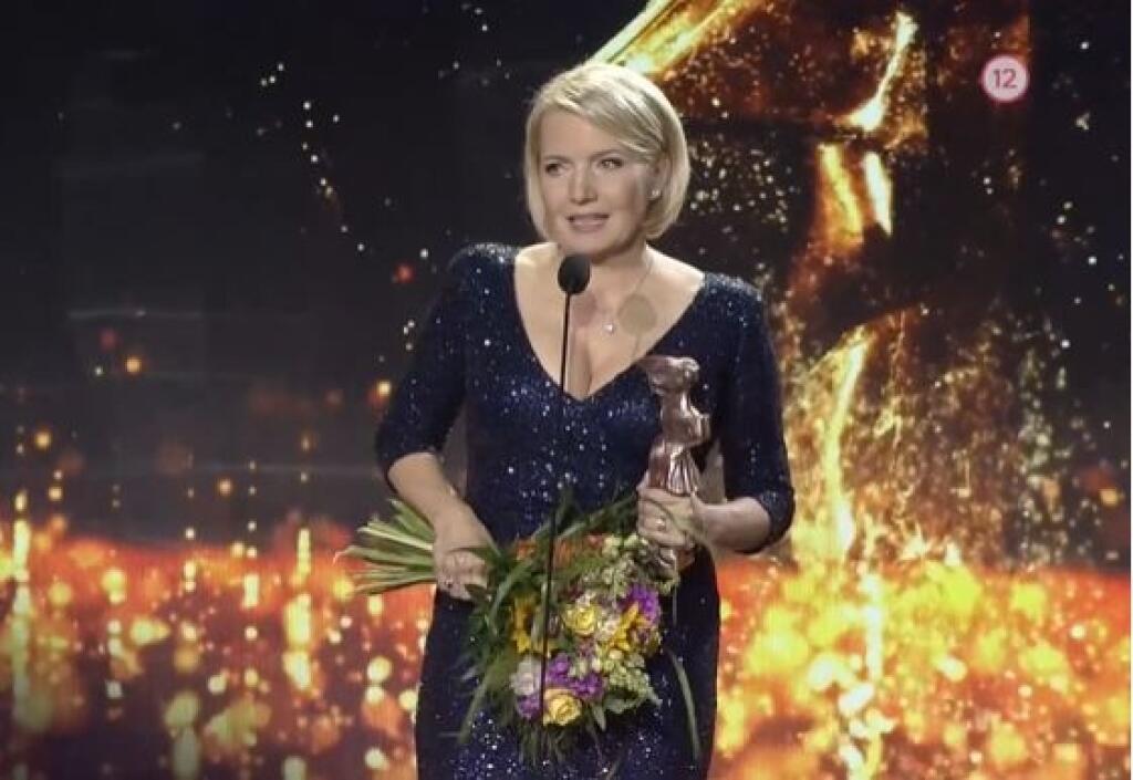Moderátorka Aneta Parišková mala na sebe nádherné ligotavé šaty s odvážnym výstrihom, vďaka ktorému predviedla dokonalý dekolt.