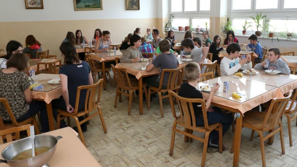 Servis: Školská jedáleň - ilustračná fotografia na tému: stravovanie tínedžerov a nesprávne stravovacie návyky.
