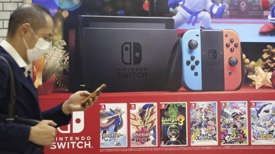 WA 43 archív Tokio - Na archívnej snímke zo 17. decembra 2019 muž kráča okolo plagátu japonskej firmy Nintendo v Tokiu. Nintendo sa podobne ako ďalší výrobcovia elektroniky vyrovnáva s nedostatkom čipov a znížilo prognózu predaja svojej hernej konzoly Switch. Japonská firma, ktorá sa špecializuje na videohry, aktuálne očakáva, že vo fiškálnom roku 2021/2022 (do 31. marca 2022) predá 24 miliónov herných konzol Switch. Pôvodne počítala s 25,5 milióna predanými konzolami. Nintendo však potvrdilo ce