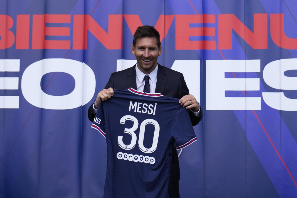 JB 49 Paríž - Argentínsky futbalista Lionel Messi pózuje so svojím dresom po tlačovej konferencii na štadióne Parc des Princes v Paríži 11. augusta 2021. Messi si podľa vlastných slov užíva prítomnosť v tíme Paríž St. Germain od prvých minút. Francúzsky vicemajster predstavil svoju novú hviezdnu posilu v stredu na tlačovej konferencii. Tridsaťštyriročný argentínsky útočník opustil po 21 rokoch FC Barcelona. V metropole Francúzska podpísal zmluvu na 2 roky s opciou na ďalší rok. Podľa medializov