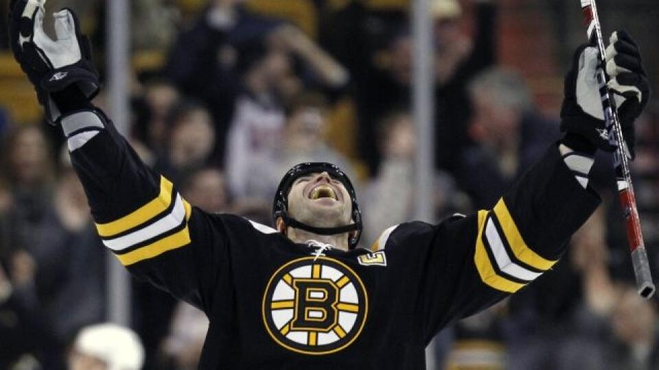 Legendárny slovenský hokejový obranca Zdeno Chára si počas 24 sezóne v zámorskej NHL zarobil viac než 100 miliónov amerických dolárov.