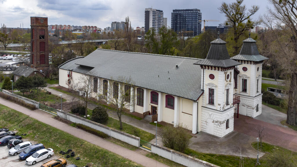 Divadlo Aréna na Tyršovom nábreží v bratislavskej mestskej časti Petržalka