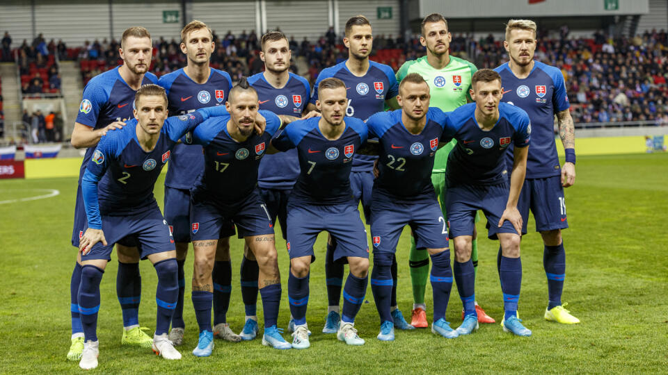Na snímke základná zostava Slovensla počas zápasu kvalifikácie Majstrovstiev Európy medzi Slovenskom a Azerbajdžanom.